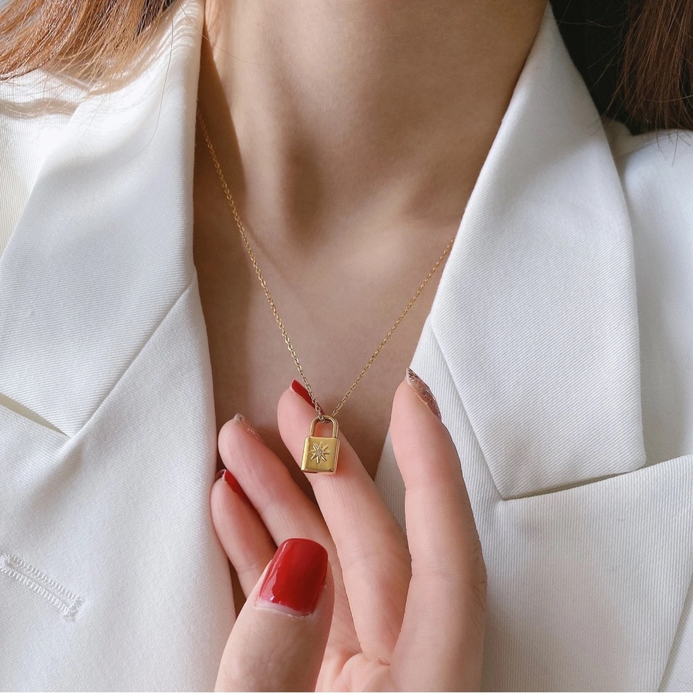 Small pad lock gold necklace